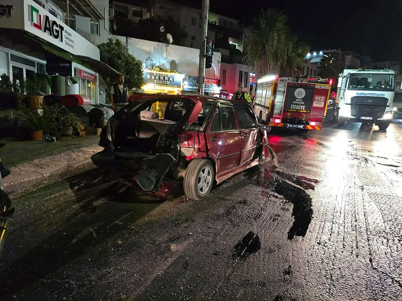 Muğla'da Lüks Cipe Çarpan Otomobil Hurdaya Döndü, Sürücüyü Kurtarmak İçin Zamanla Yarıştılar 1